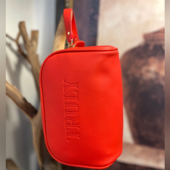 TRULY Red Vanity Case - Picture 6 of 10